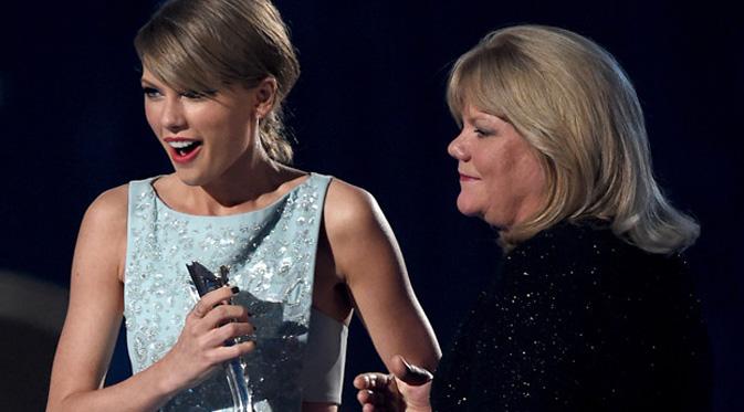 Taylor Swift dan ibunya, Andrea Swift di atas panggung ACM Award 2015. (foto: eonline)
