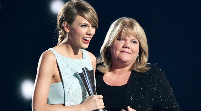 Taylor Swift dan ibunya, Andrea Swift di atas panggung ACM Award 2015. (foto: abcnews)