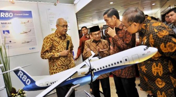 Habibie mempresentasikan R-80 di depan Presiden Jokowi (Antara)