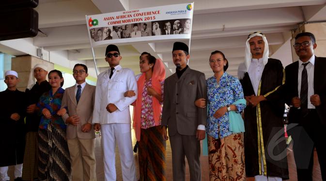 Sejumlah seniman dari Komunitas Historia Indonesia melakukan aksi teatrikal Konferensi Asia Afrika 1955 di Terminal 2D, Bandara Soekarno Hatta, Tangerang, Banten, Senin (20/4/15).(Liputan6.com/Faisal R Syam)