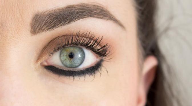 Menggunakan eyeliner hanya di garis mata bawah | via: divinecaroline.com
