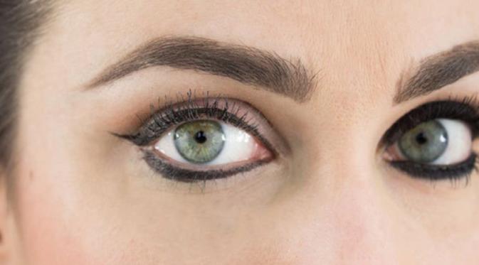 Menggunakan eyeliner cair untuk garis mata bagian bawah | via: divinecaroline.com