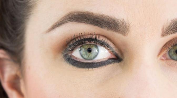 Membingkai mata dengan sapuan tebal eyeliner | via: divinecaroline