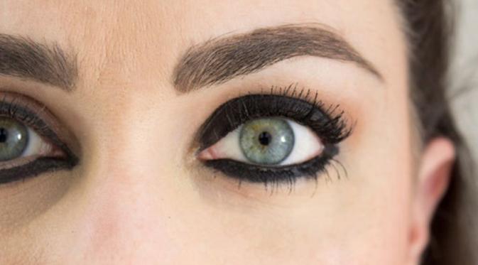 Mengaplikasikan eyeliner di seluruh permukaan kelopak mata | via: divinecaroline.com