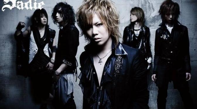 Para personel band visual kei Sadie menjelaskan keputusan mereka untuk rehat setelah 10 tahun berkarya di industri musik Jepang.