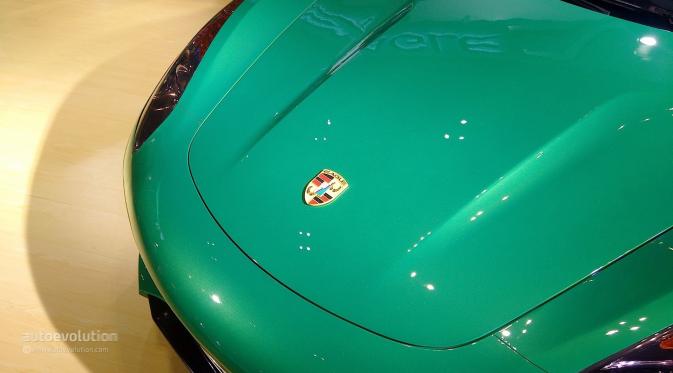 Sebuah pabrikan mobil bernama Suzhou Eagle menampilkan model imitasi dari Porsche Cayman dengan wajah Ferrari (Foto: Autoevolution).