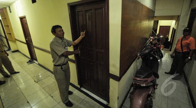 Petugas Satpol PP memeriksa kamar penghuni kos di kawasan Tebet, Jakarta, Selasa (21/4).  Razia kos ini erat kaitannya dengan kasus pembunuhan wanita berprofesi sebagai PSK online, Deudeuh Alfisahrin. (Liputan6.com/Faizal Fanani)