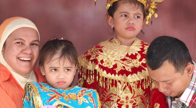 Bocah rayakan Hari Kartini (Via: dewiezul.com)