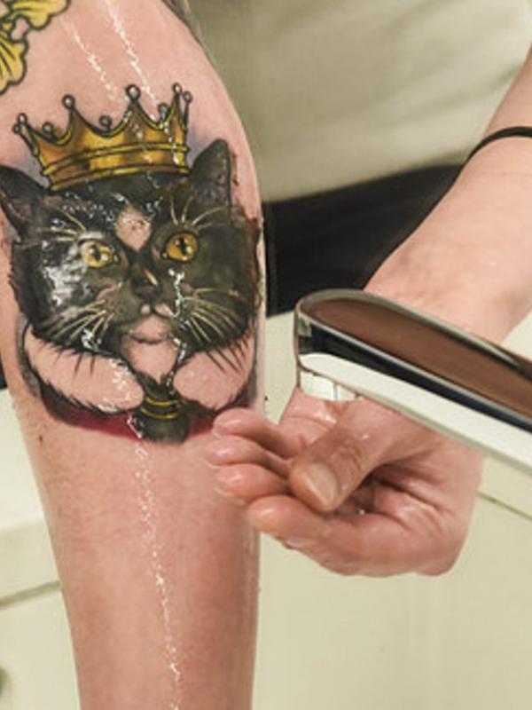 22. Sampai benar-benar sembuh, cuci tatomu dengan sabun anti-bakteri  (Via: buzzfeed.com)