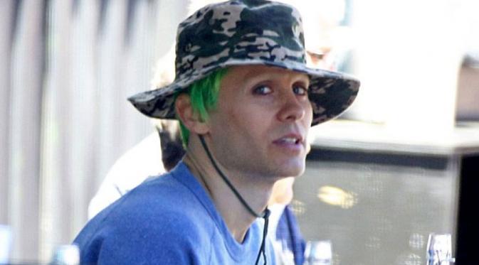 Jared Leto cuek tampil dengan rambut hijau