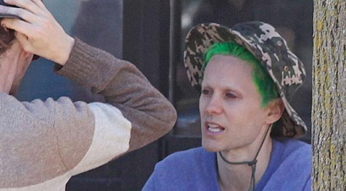 Jared Leto tutupi rambut hijaunya dengan topi