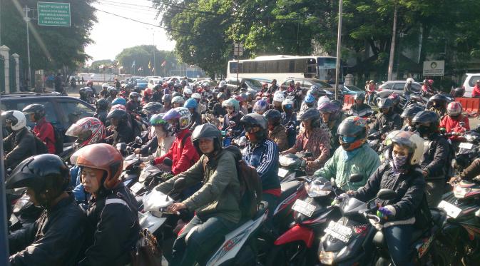 Salah satu jalan utama yang ditutup total adalah Jalan Sudirman, Jakarta Pusat. (Liputan6.com/Raden Trimutia Hatta)