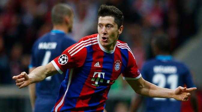 Penyerang Bayern Muenchen, Robert Lewandowski merayakan selebrasi usai mencetak gol ke gawang Porto di leg kedua perempat final Liga Champions di Allianz Arena, German, Rabu (22/4/2015). Bayern Muenchen menang 6-1 atas Porto. (Reuters/Michael Dalder)