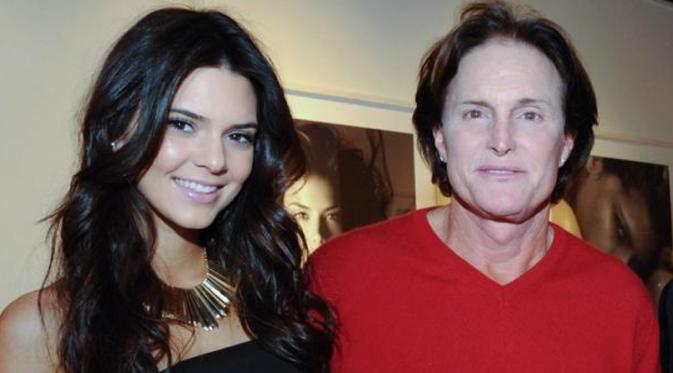 Bruce dan Kendall Jenner berfoto bersama pada 2013