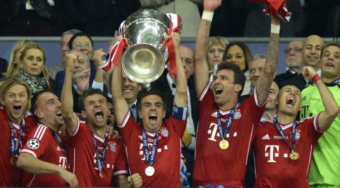 Para punggawa Bayern Muenchen mengangkat trofi liga champions tahun 2013 di Wembley. (AFP)