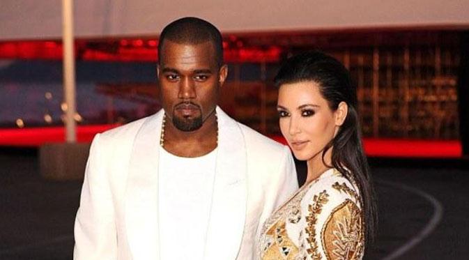 Kim Kardashian dan Kanye West yang kompak dengan baju bewarna putih
