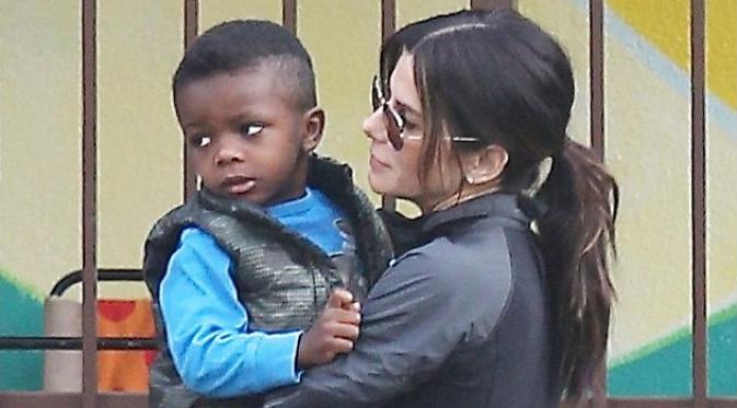 Sandra Bullock dan anaknya, Louis. (dok. Daily Mail)