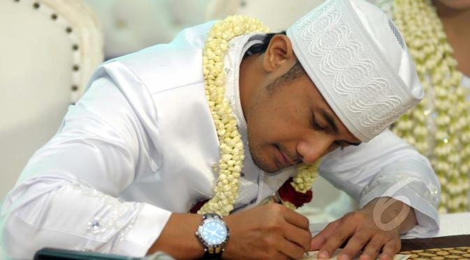 Hengky Kurniawan saat menandatangi buku nikah. Hengky akhirnya resmi menikahi Sonya Fatmala di sebuah hotel kawasan TMII, Jakarta, Kamis (23/4/2015). (Liputan6.com/Panji Diksana)