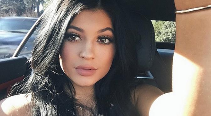 Model Cantik Kylie Jenner memang dikenal memiliki bibir tebal nan seksi yang membuat banyak perempuan iri melihatnya. 