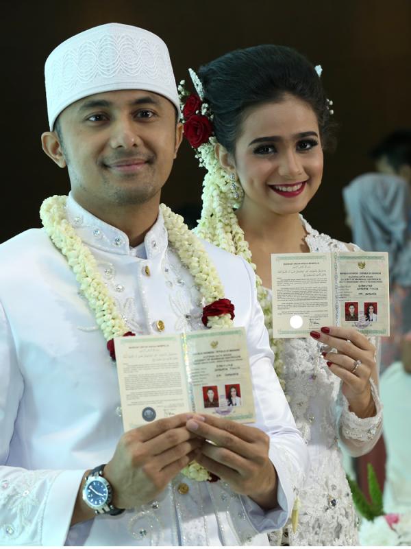 Usai akad nikah Hengky Kurniawan dan Sonya Fatmala tersenyum. (Galih W. Satria/bintang.com)