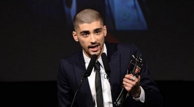 Zayn Malik mendapatkan penghargaan pertamanya setelah hengkang dari One Direction dalam The Asian Awards 