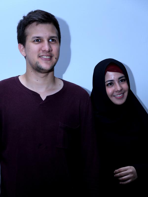 Pasangan pengantin baru ini, saling melengkapi kekurangan dari pasangannya. (Wimbarsana/bintang.com)