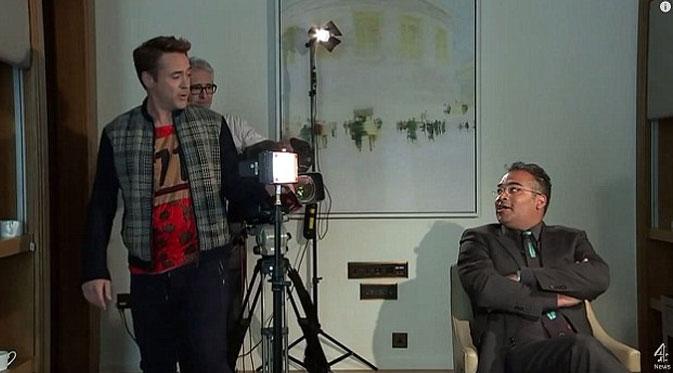 Ini moment ketika Robert Downey Jr meninggalkan ruangan wawancara. (via dailymail.co.uk)