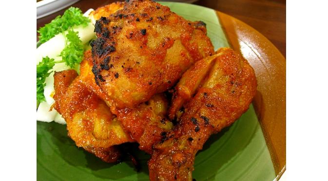 Ayam bakar Padang  (Via: dapuranda.com)