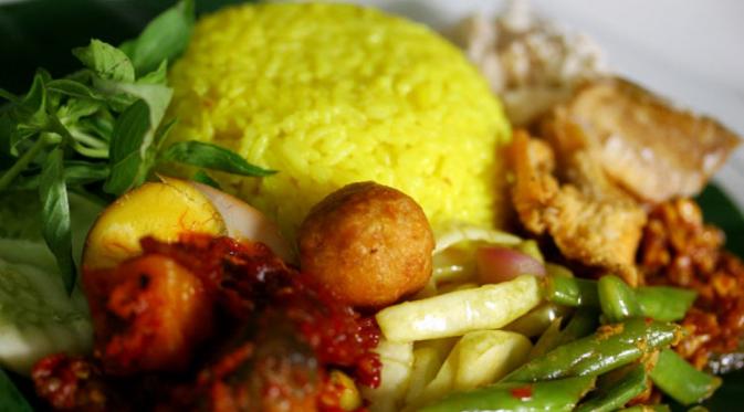 Nasi kuning  (Via: resepcaramasak.com)