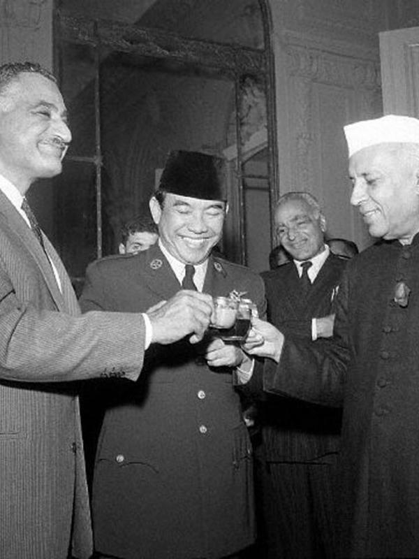 Presiden Mesir Gamal Abdul Nasser, Presiden Republik Indonesia Ir. Soekarno, dan Perdana Menteri India Jawaharlal Nehru di KAA 1955 (Via: penasoekarno.wordpress.com)