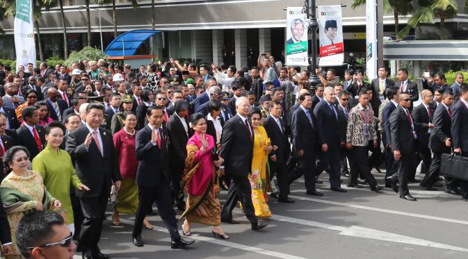 Presiden Jokowi bersama sejumlah kepala negara mengikuti 'Historical Walk' dalam rangkaian Peringatan ke-60 tahun KAA, di Jalan Asia Afrika, Bandung (Liputan6.com/Herman Zakharia)