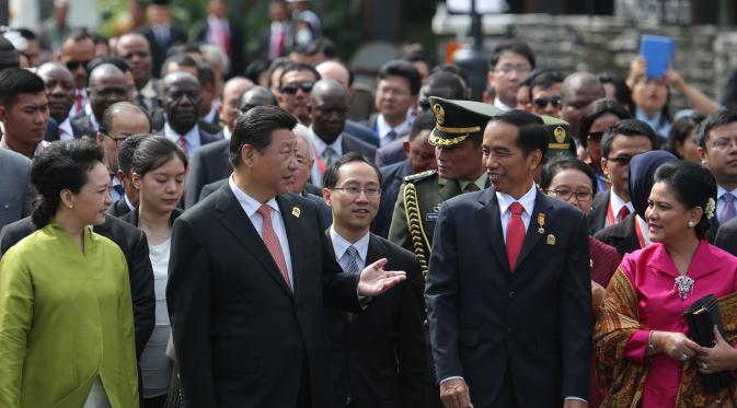 Presiden Jokowi bersama sejumlah kepala negara mengikuti 'Historical Walk' dalam rangkaian Peringatan ke-60 tahun KAA, di Jalan Asia Afrika, Bandung (/Herman Zakharia)