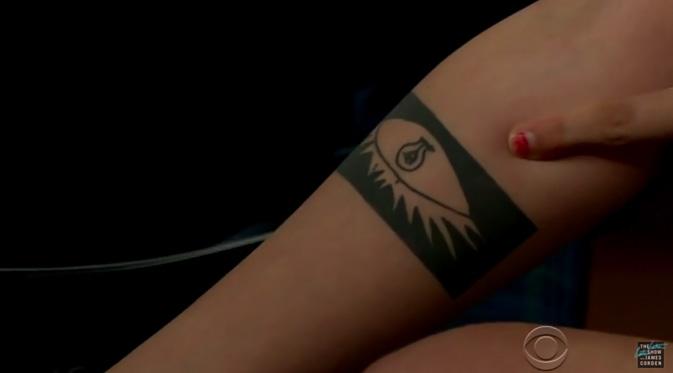 Kristen Stewart memperlihatkan tato di tangannya dalam acara The Late Late Show with James Corden. (foto: dok.thelatelateshow)