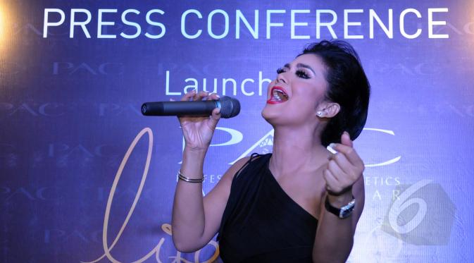 Krisdayanti melantunkan suaranya yang merdu saat jumpa pers konser tunggalnya yang bertajuk 'Traya', Jakarta, Jumat (24/4/2015). KD akan membawakan 30 lagu daerah dalam konsernya itu. (Liputan6.com/Faisal R Syam)