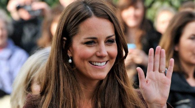 Senyum Kate Middleton yang terlihat sangat manis. (via ohmymag.com)