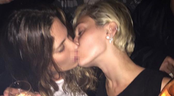 Miley Cyrus ciuman dengan seorang wanita