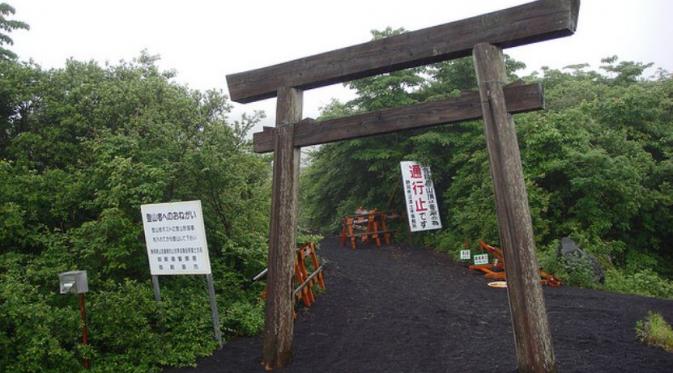 Stasiun kelima Gunung Fuji adalah pos terakhir yang mengizinkan mobil lewat. Sementara itu Land Cruiser berhasil mendaki hingga stasiun keenam (Foto: ichinen-fourseasonsinjapan)