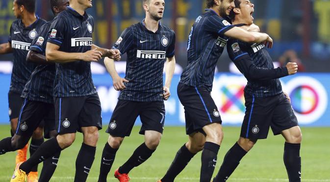 Pemain Inter rayakan gol bersama Hernanes (Reuters)