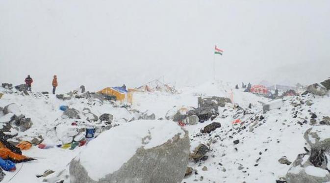 8. Sedikitnya, 18 pendaki tewas di Gunung Everest  (Via: adventure-journal.com)