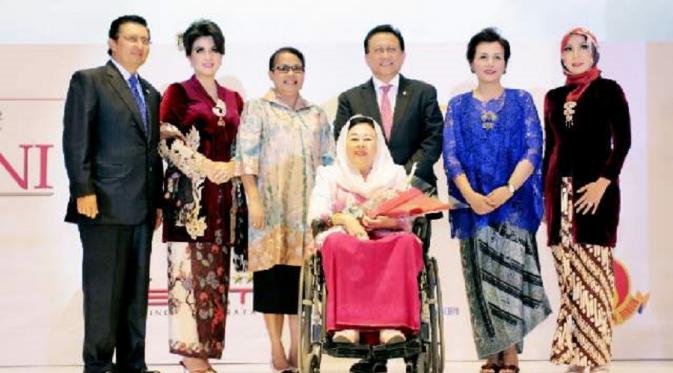 Komunitas Sahabat Kartini memberikan penghargaan kepada Titiek Puspa, Aminah Cendrakasih, dan Laila Sari atas prestasi yang diukirnya.