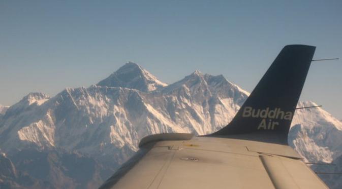 2. Tinggi Everest sama dengan tinggi pesawat komersil  (Via: travellog.org)