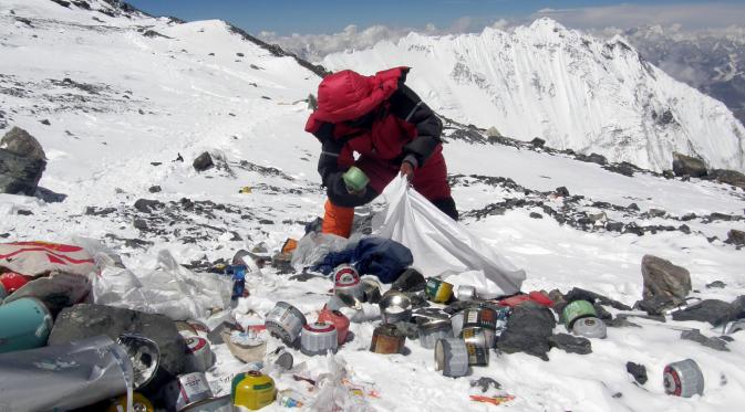 3. Wajib bawa sampah dari atas ketika turun gunung  (Via: nbcnews.com)