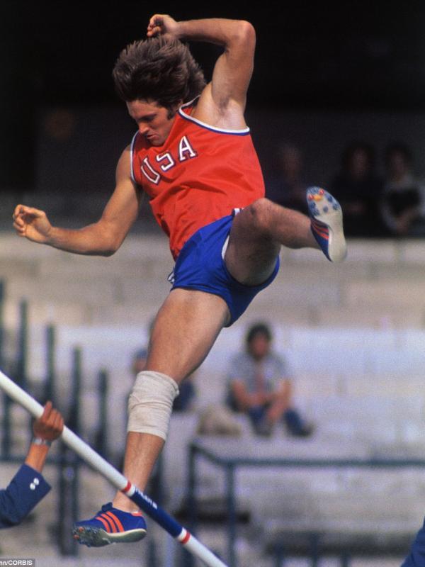 Aksi Bruce Jenner pada kejuaraan Olimpiade pada 1976 (Via: dailymail.co.uk)