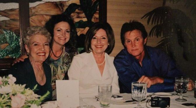 Bruce Jenner dengan 2 saudari dan ibunya | via: dailyentertainmentnews.com