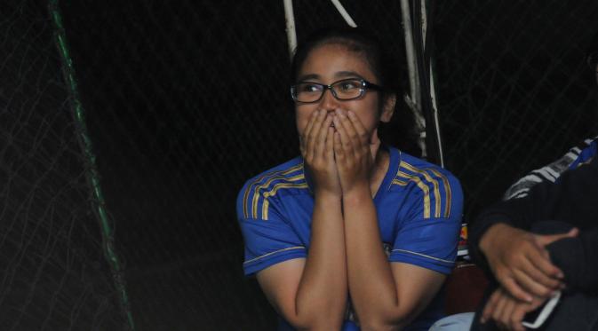 Ekspresi salah satu supporter klub Chelsea saat mengikuti acara Nonton Bola Seru Arsenal vs Chelsea di Andik Futsal, Depok, Jawa Barat, Minggu (26/4/2015). Kedua tim bermain imbang 0-0. (Liputan6.com/Helmi Fithriansyah)