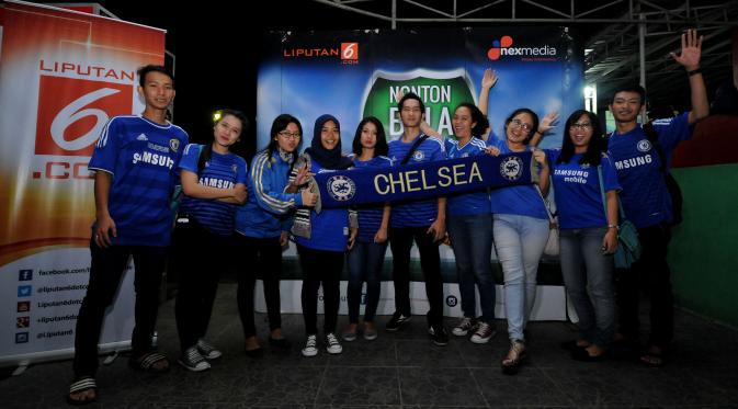 Sejumlah supporter klub Chelsea berfoto bersama usai mengikuti acara Nonton Bola Seru Arsenal vs Chelsea di Andik Futsal, Depok, Jawa Barat, Minggu (26/4/2015). Kedua tim bermain imbang 0-0. (Liputan6.com/Helmi Fithriansyah)
