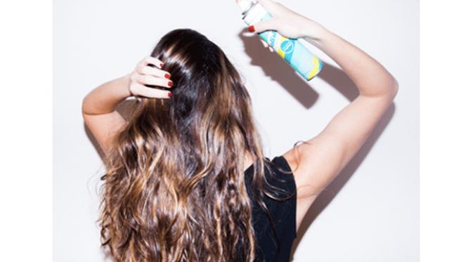 Inilah ulasan mengenai cara terbaik menggunakan dry shampoo.