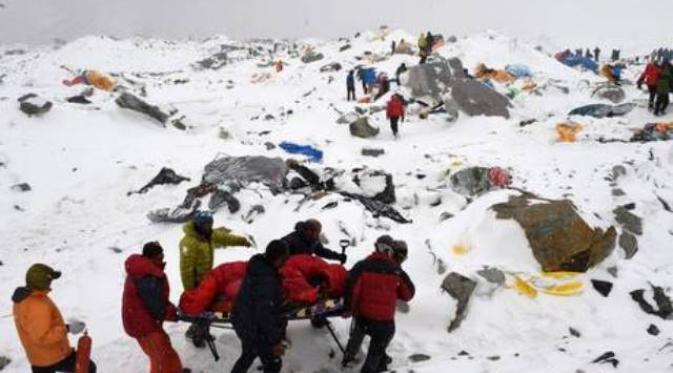 Situasi evakuasi korban meninggal akibat longsoran Everest