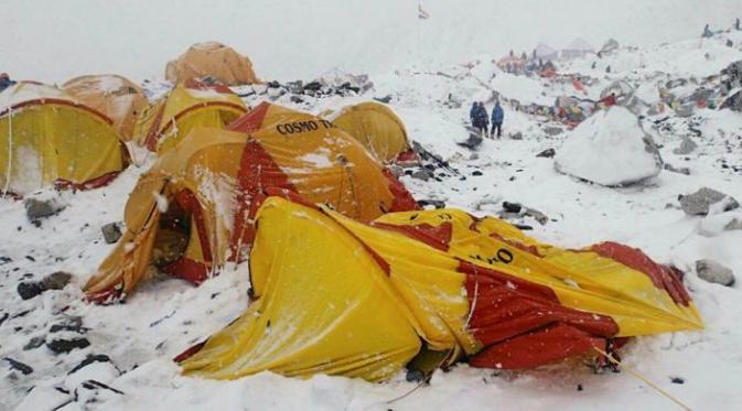 Tenda para pendaki yang terkena longsoran Everest