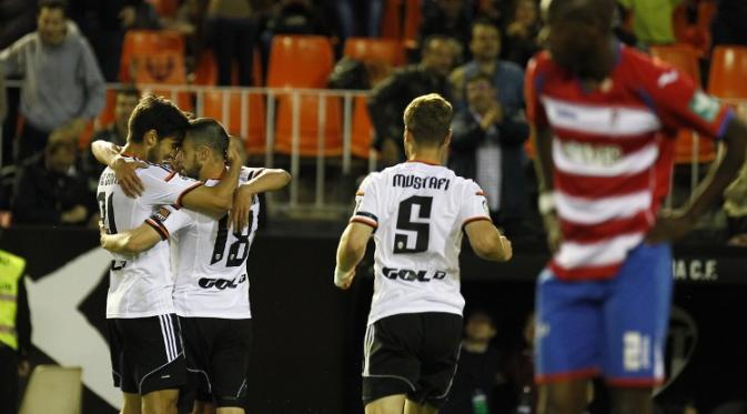 Gelandang Valencia Javi Fuego merayakan golnya ke gawang Granda bersama rekan setimnya (JOSE JORDAN/AFP).